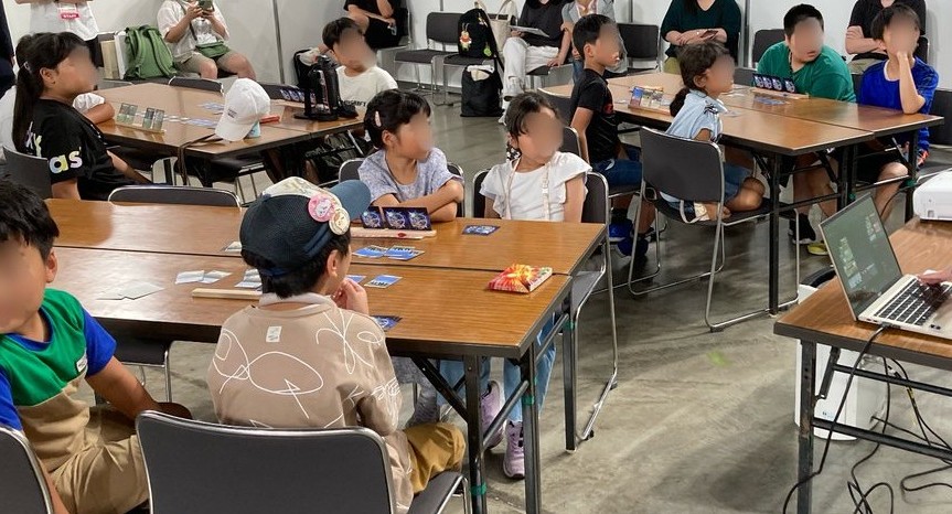 子供たちがカードで対戦しているイメージ